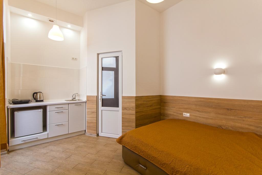 Mini Smart Apartments On Shpytalna 13- Economy Apartment Лвив Екстериор снимка