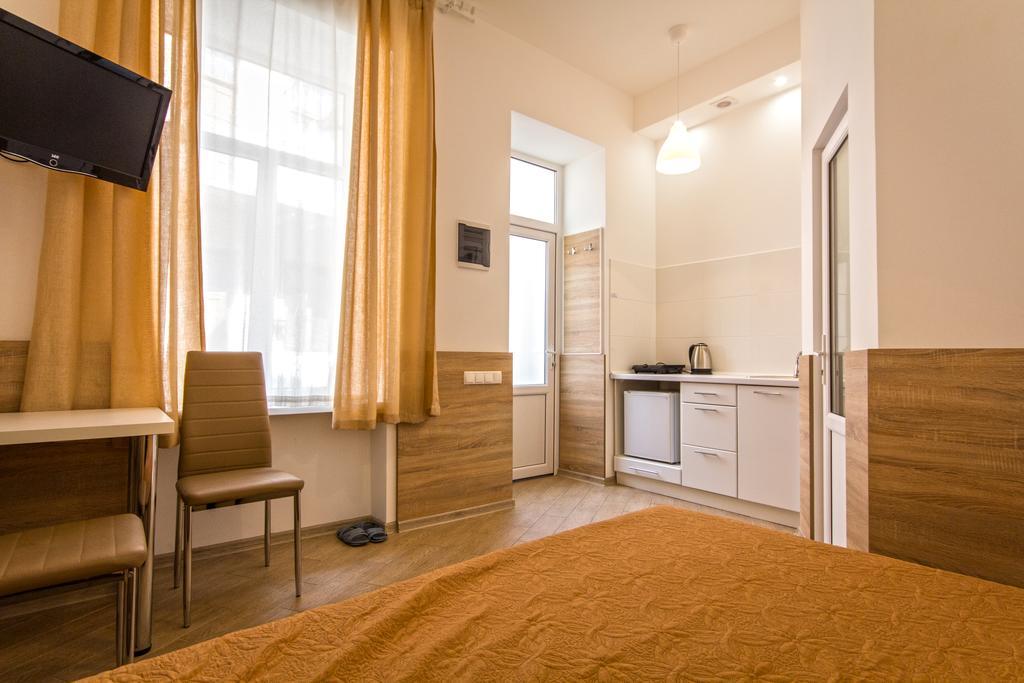 Mini Smart Apartments On Shpytalna 13- Economy Apartment Лвив Екстериор снимка