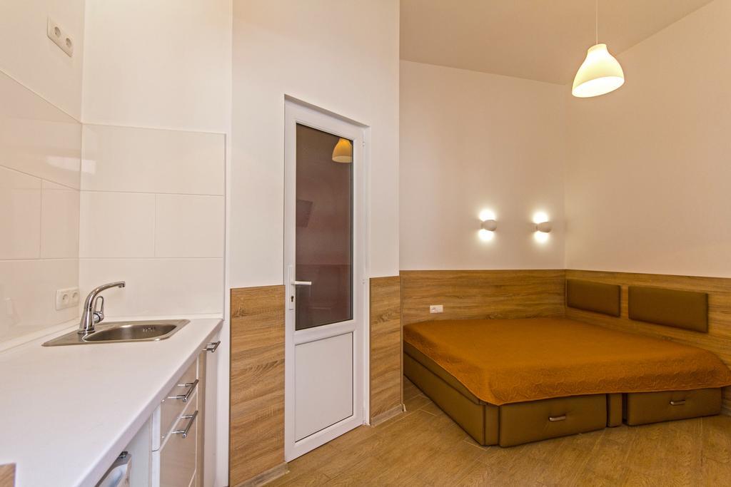 Mini Smart Apartments On Shpytalna 13- Economy Apartment Лвив Екстериор снимка