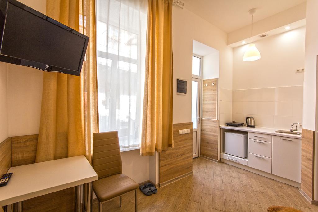 Mini Smart Apartments On Shpytalna 13- Economy Apartment Лвив Екстериор снимка